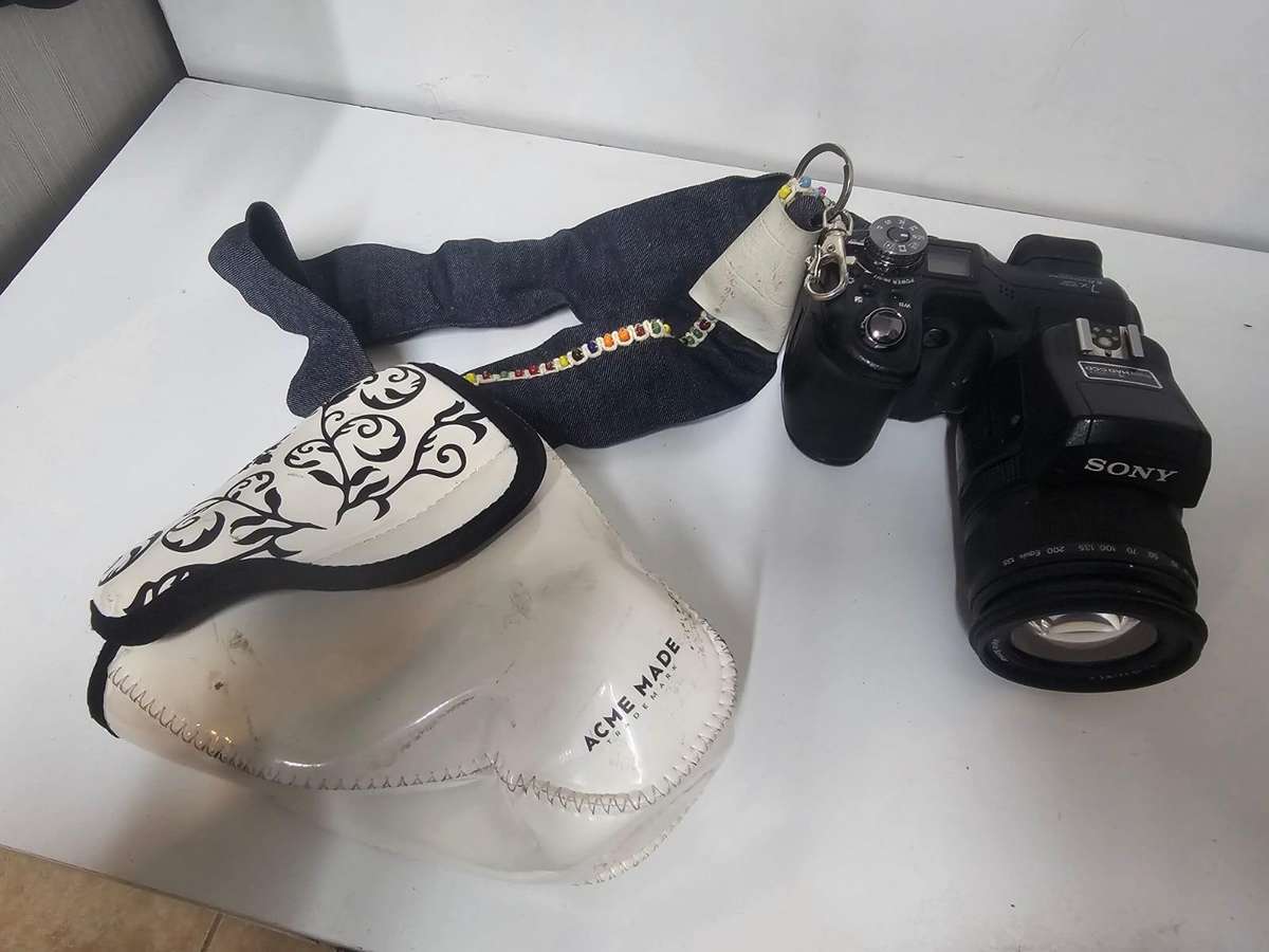 Sony DSC-F828 Digital Camera  8MP Carl Zeiss Lens  Untested