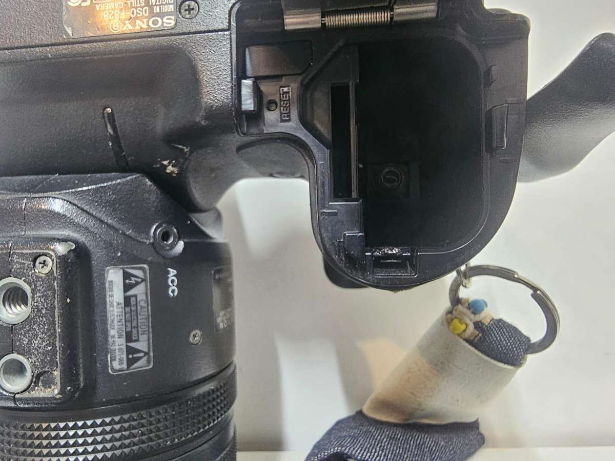 Sony DSC-F828 Digital Camera  8MP Carl Zeiss Lens  Untested