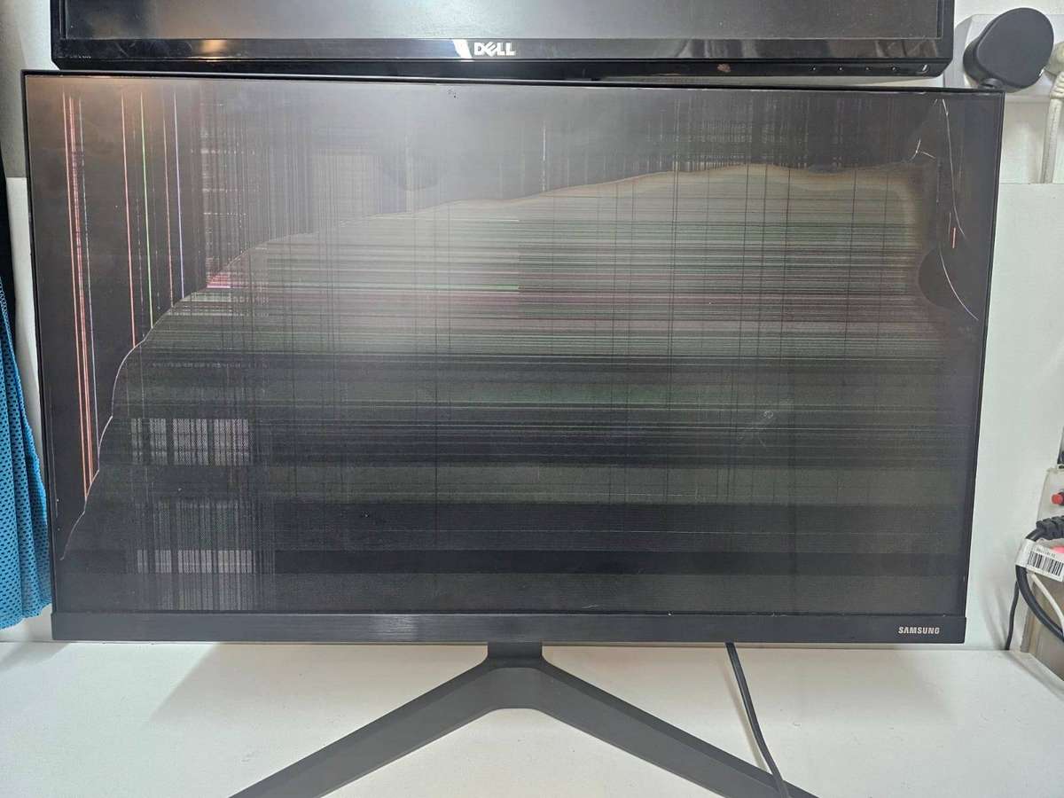 Samsung F24T350FHA 24" Monitor  Broken Screen  For Spares or Repairs