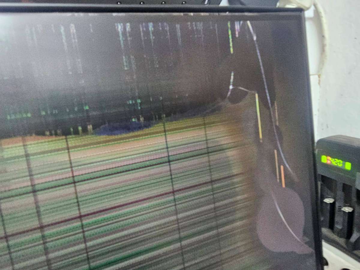 Samsung F24T350FHA 24" Monitor  Broken Screen  For Spares or Repairs