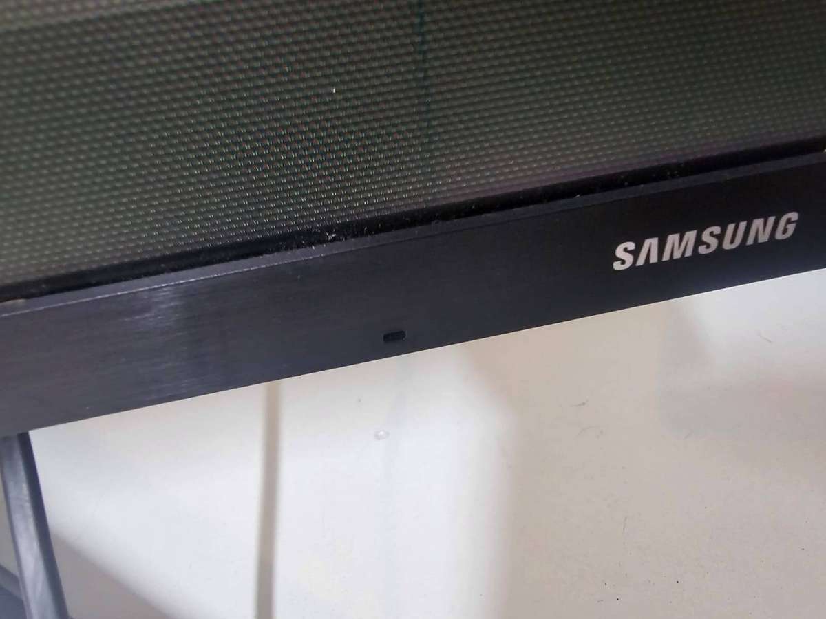 Samsung F24T350FHA 24" Monitor  Broken Screen  For Spares or Repairs