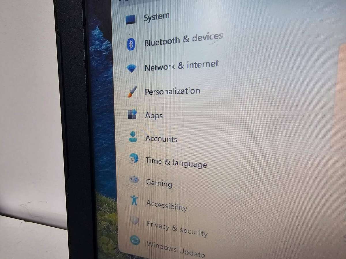 Lenovo V110-15ISK  i7-7500U / 8GB RAM / 480GB SSD / AMD R5 M330 2GB Graphics / 15.6" HD