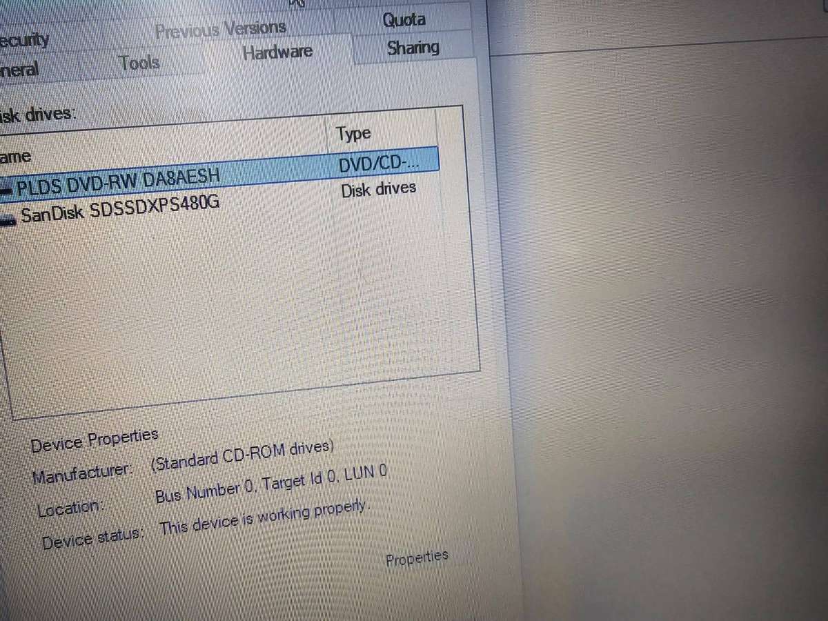 Lenovo V110-15ISK  i7-7500U / 8GB RAM / 480GB SSD / AMD R5 M330 2GB Graphics / 15.6" HD