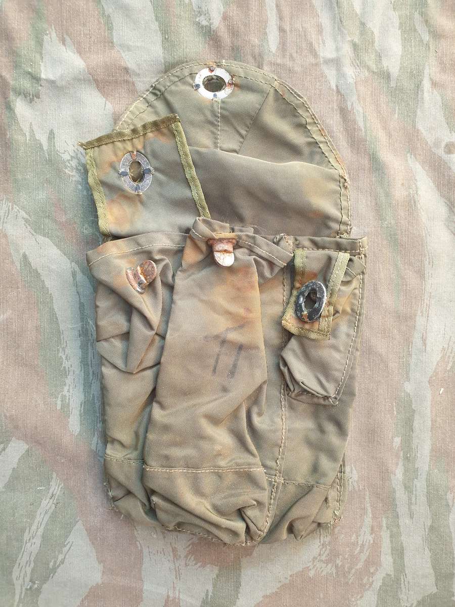 SADF era patt 80 SA SF Recce olive green nylon 3 xAK mag pouch (type with bellt loops at rear) metal
