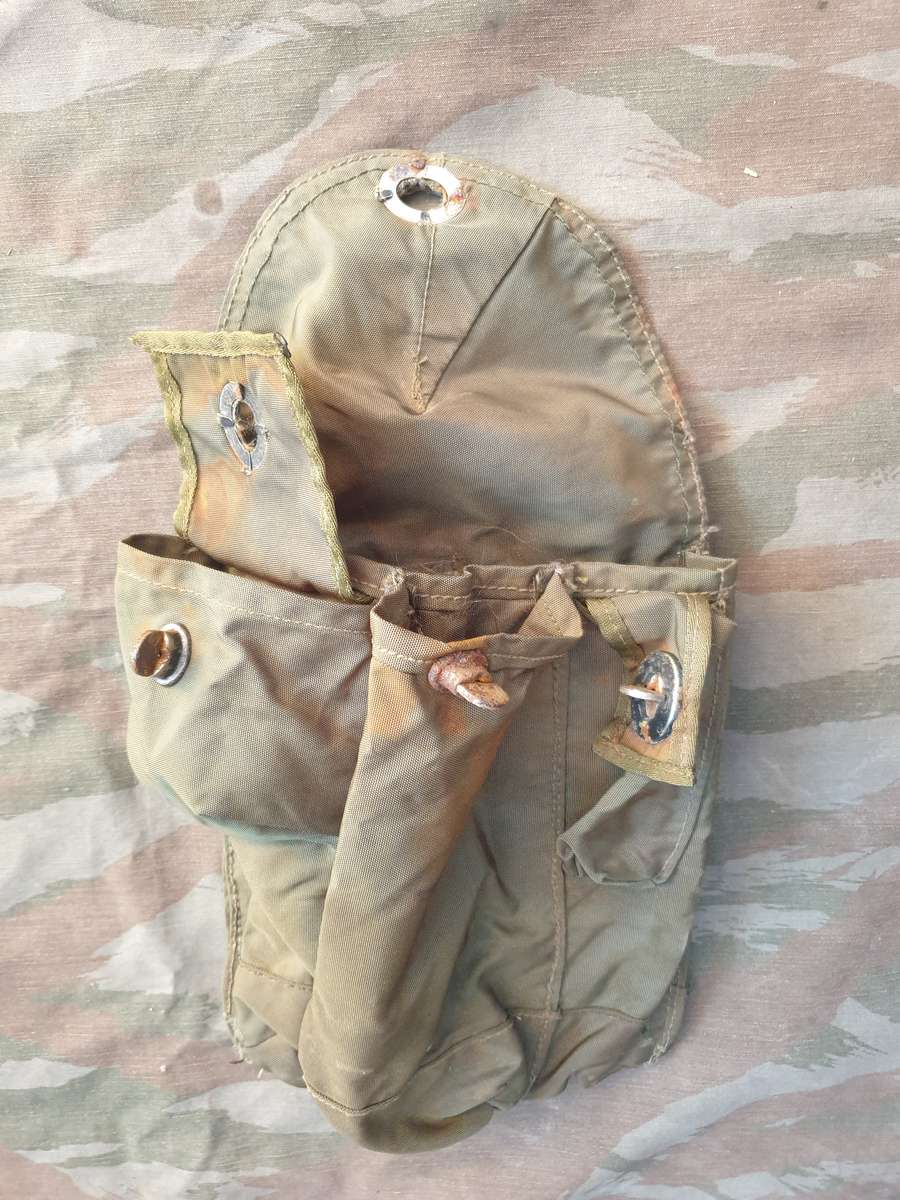 SADF era patt 80 SA SF Recce olive green nylon 3 xAK mag pouch (type with bellt loops at rear) metal