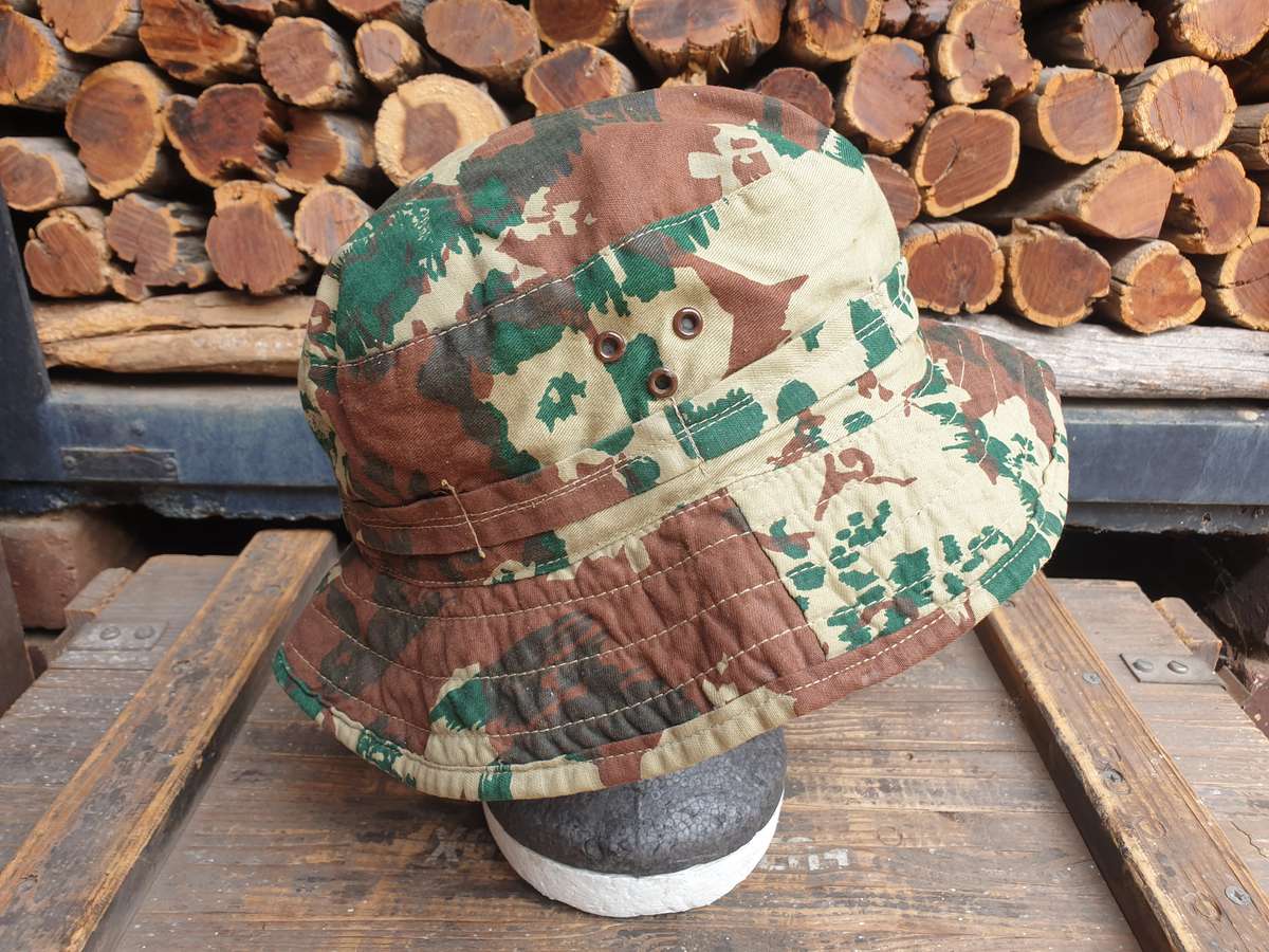 large size (fits 59/ 60cm) 1970s era SWA/Angola bushwar period SAP 1st patt camo bush-hat good clean