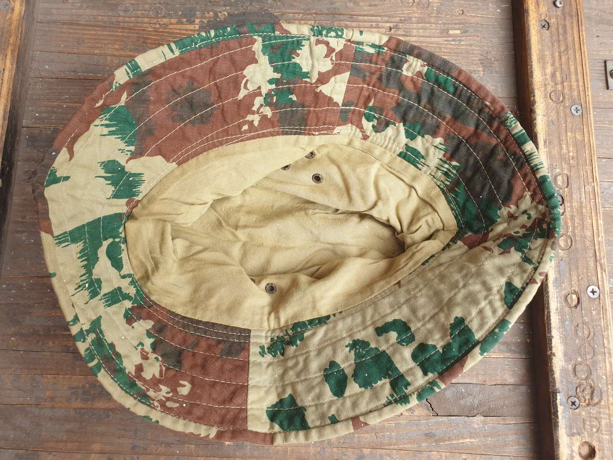 large size (fits 59/ 60cm) 1970s era SWA/Angola bushwar period SAP 1st patt camo bush-hat good clean