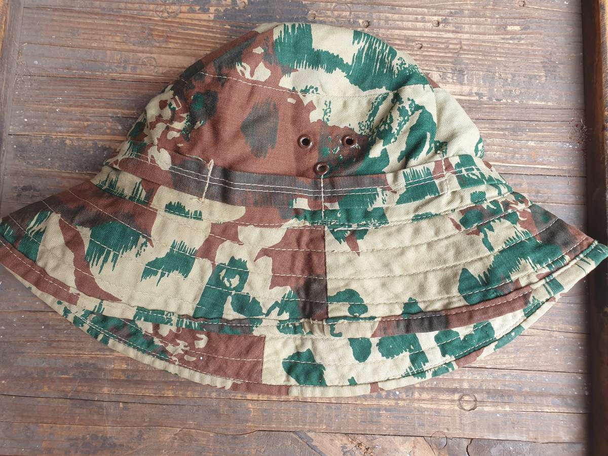large size (fits 59/ 60cm) 1970s era SWA/Angola bushwar period SAP 1st patt camo bush-hat good clean