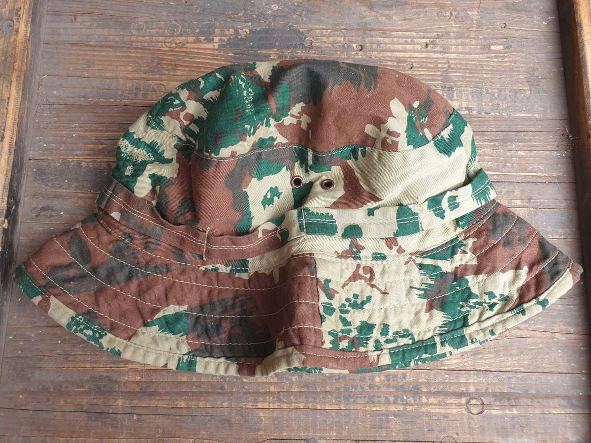 large size (fits 59/ 60cm) 1970s era SWA/Angola bushwar period SAP 1st patt camo bush-hat good clean
