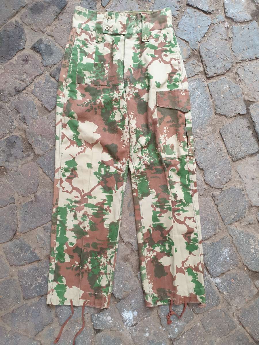 original bushwar period dated 71 (obsolete) SAP era 1st patt camo pr trousers  small size used clean