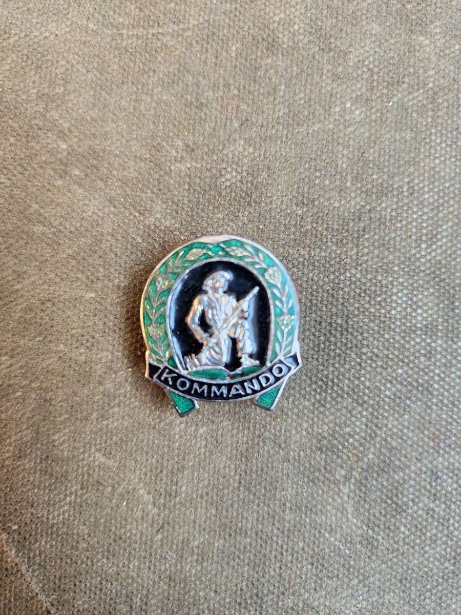 new & unused 100% original SADF era Commando/Kommando lapel button-hole enamel & metal badge