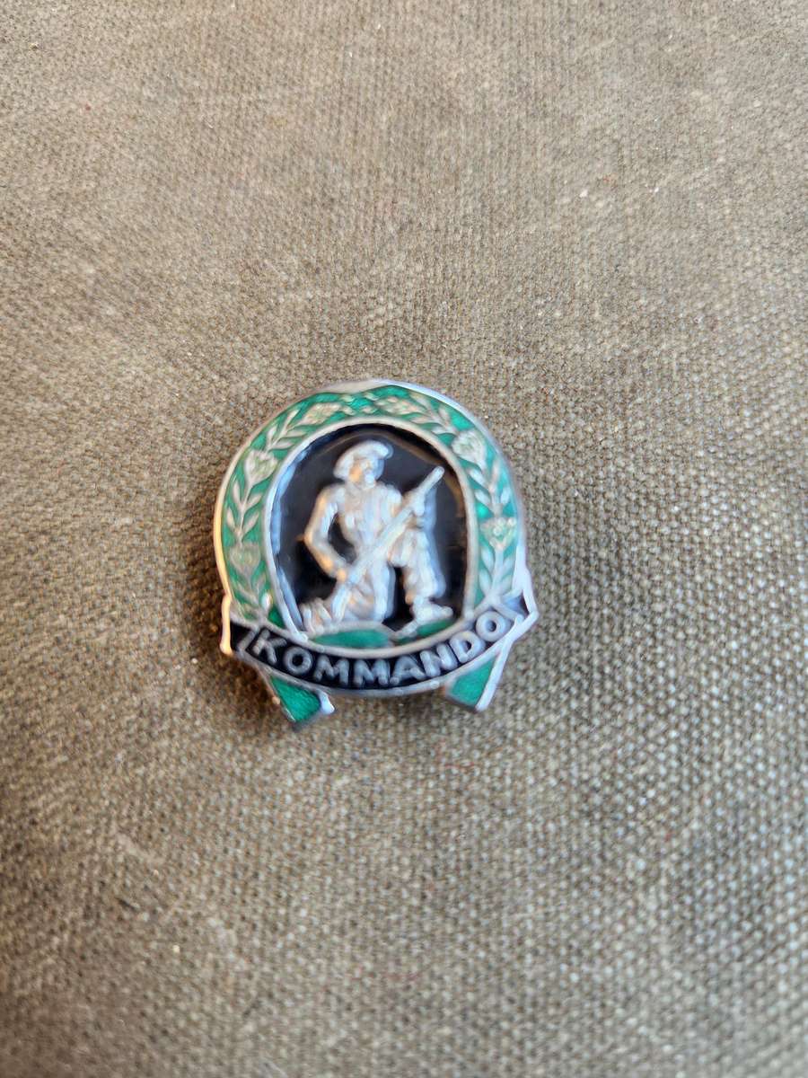 new & unused 100% original SADF era Commando/Kommando lapel button-hole enamel & metal badge