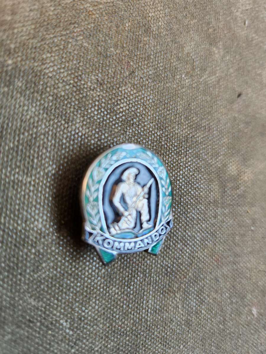 new & unused 100% original SADF era Commando/Kommando lapel button-hole enamel & metal badge