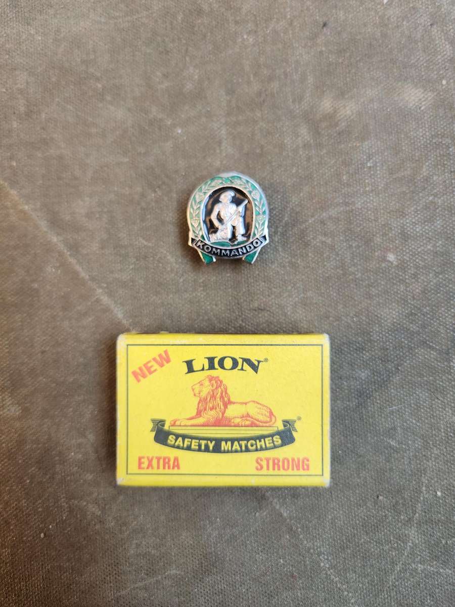 new & unused 100% original SADF era Commando/Kommando lapel button-hole enamel & metal badge