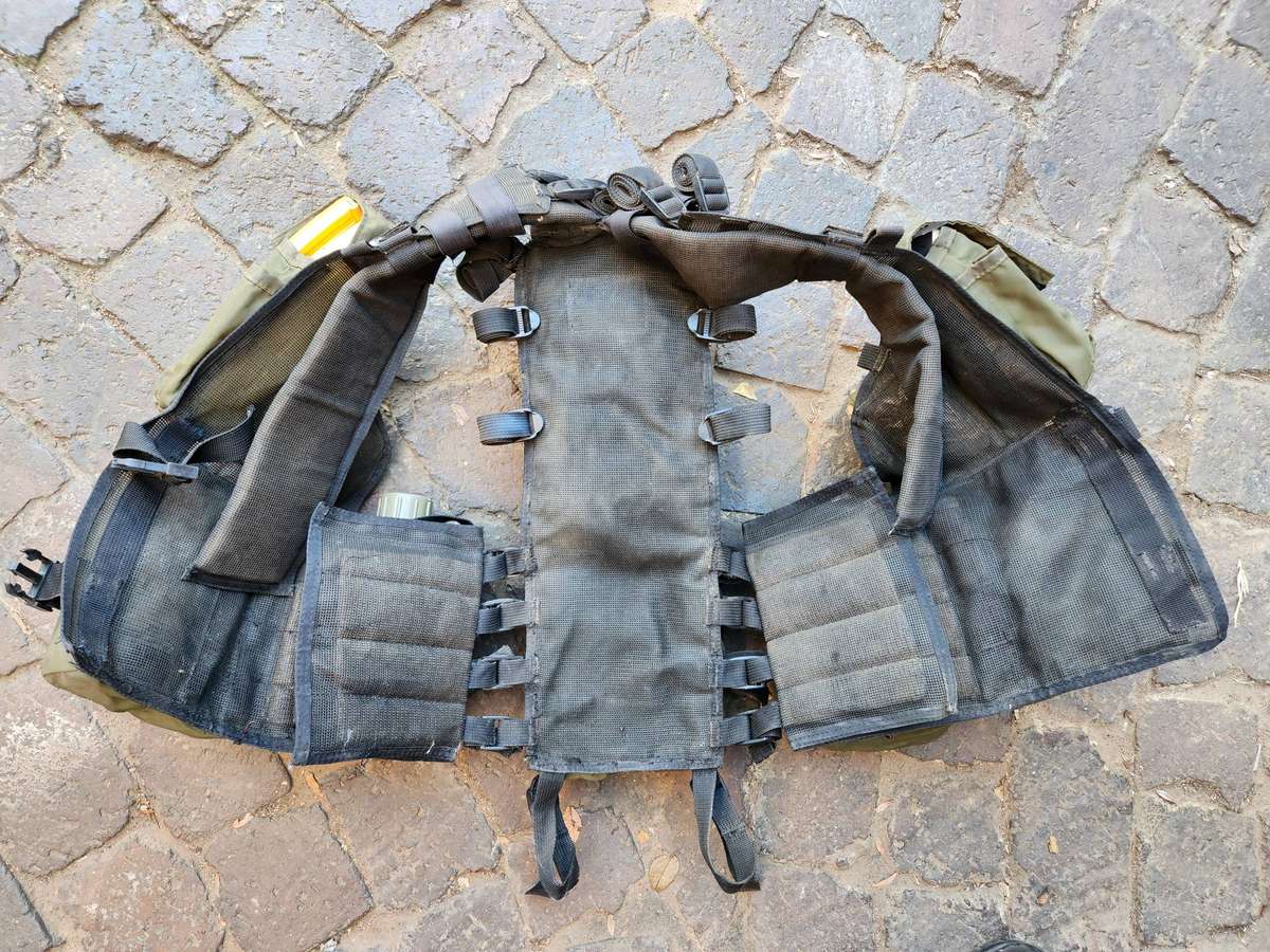 scarce 100% original SAP STF olive green patt 83 Textcraft battle-jacket in good used complete cond.