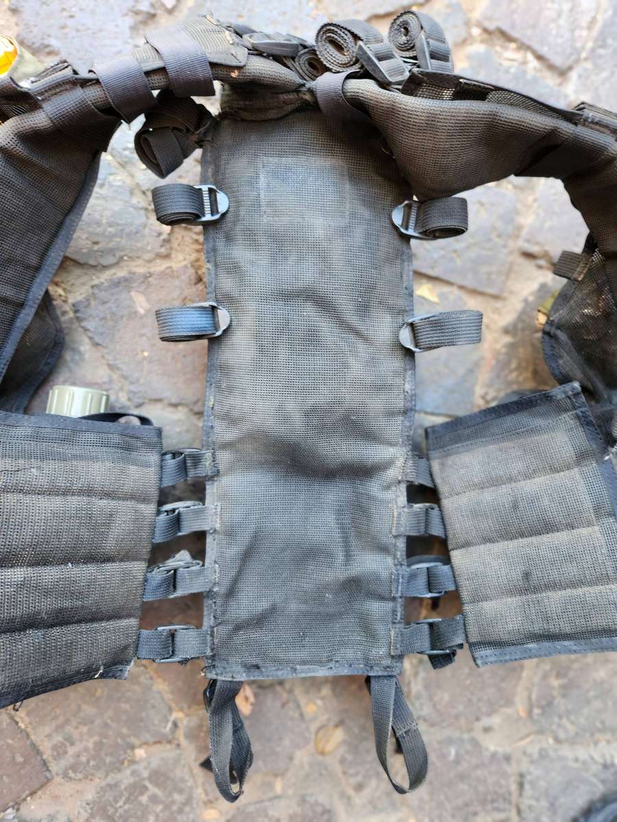 scarce 100% original SAP STF olive green patt 83 Textcraft battle-jacket in good used complete cond.