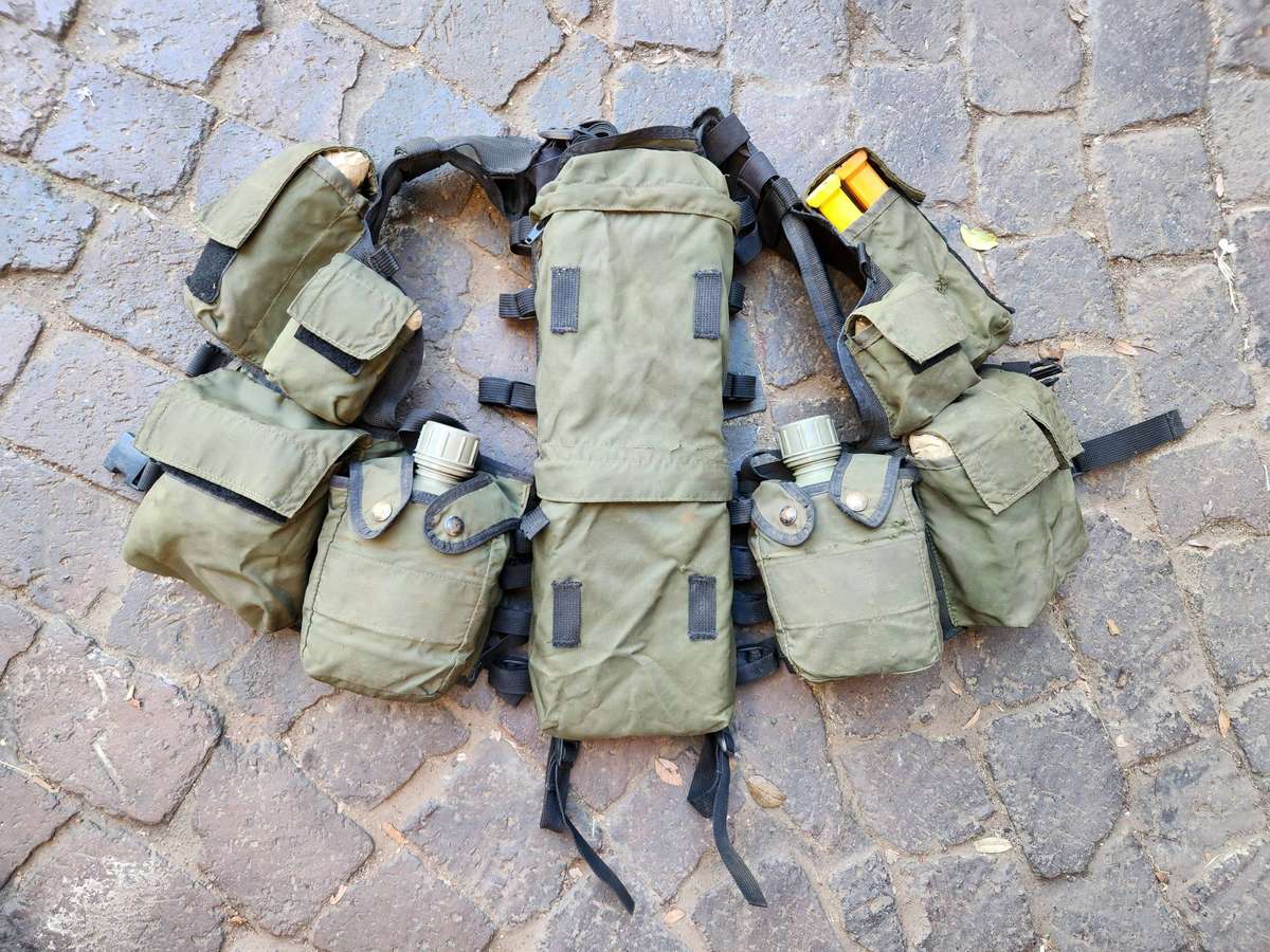 scarce 100% original SAP STF olive green patt 83 Textcraft battle-jacket in good used complete cond.