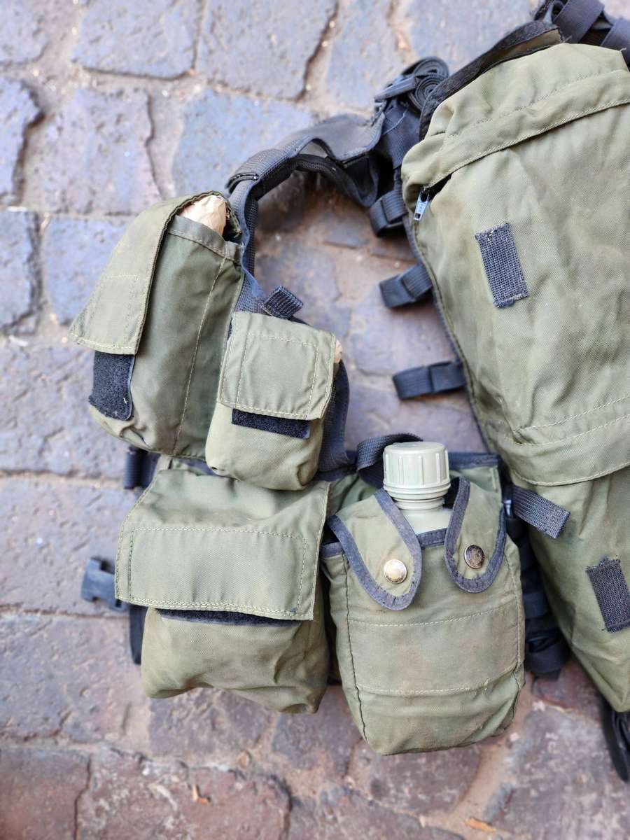 scarce 100% original SAP STF olive green patt 83 Textcraft battle-jacket in good used complete cond.