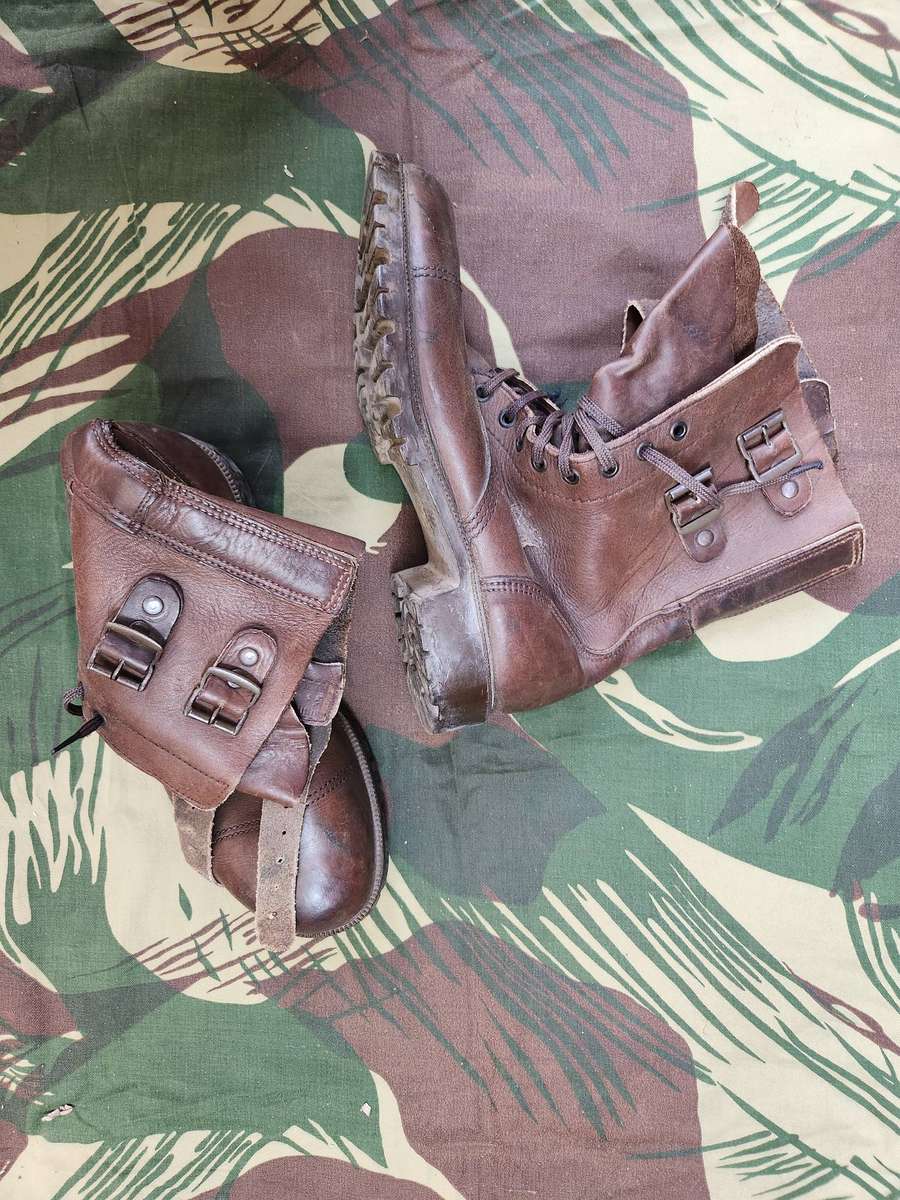 Rhodesia Army issue double buckle MARS sole boots size 8UK