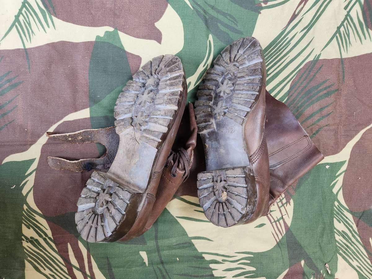 Rhodesia Army issue double buckle MARS sole boots size 8UK