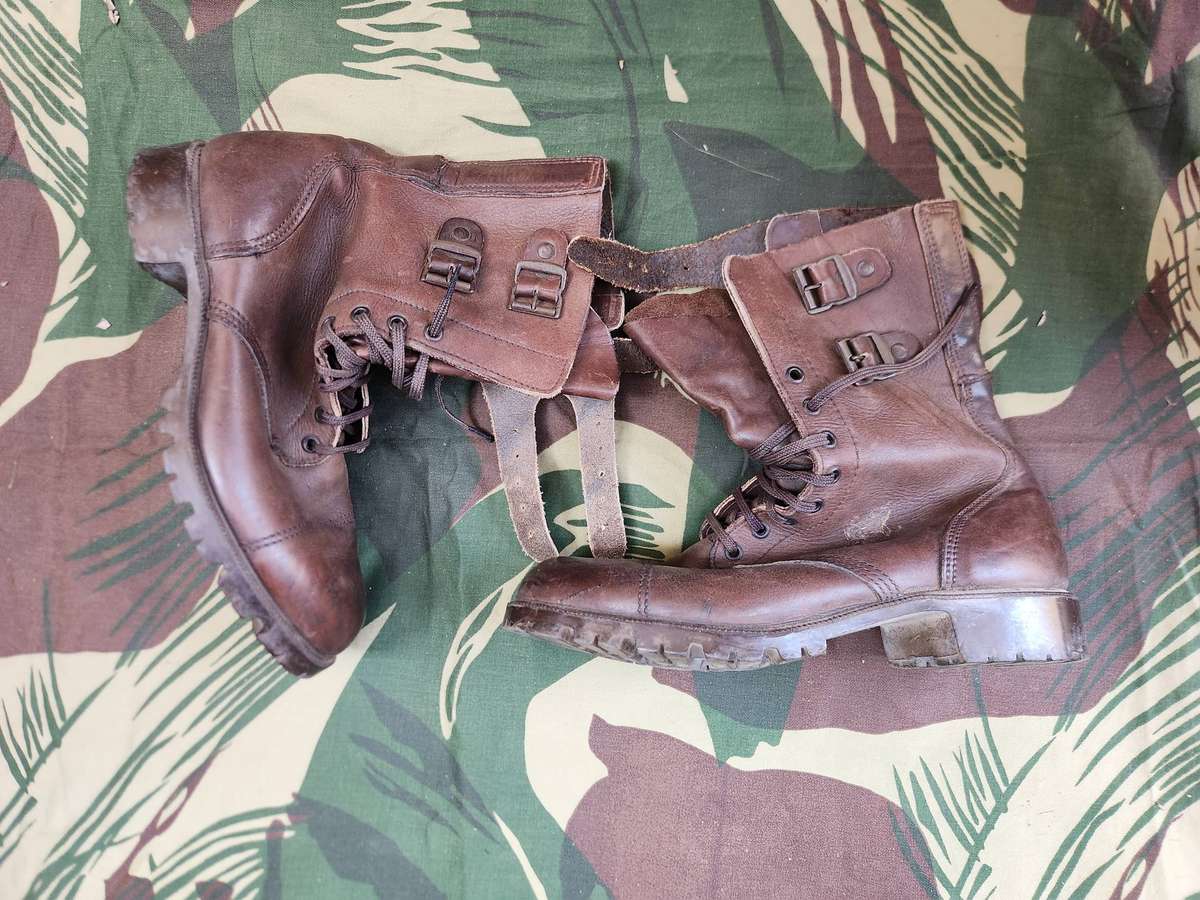 Rhodesia Army issue double buckle MARS sole boots size 8UK