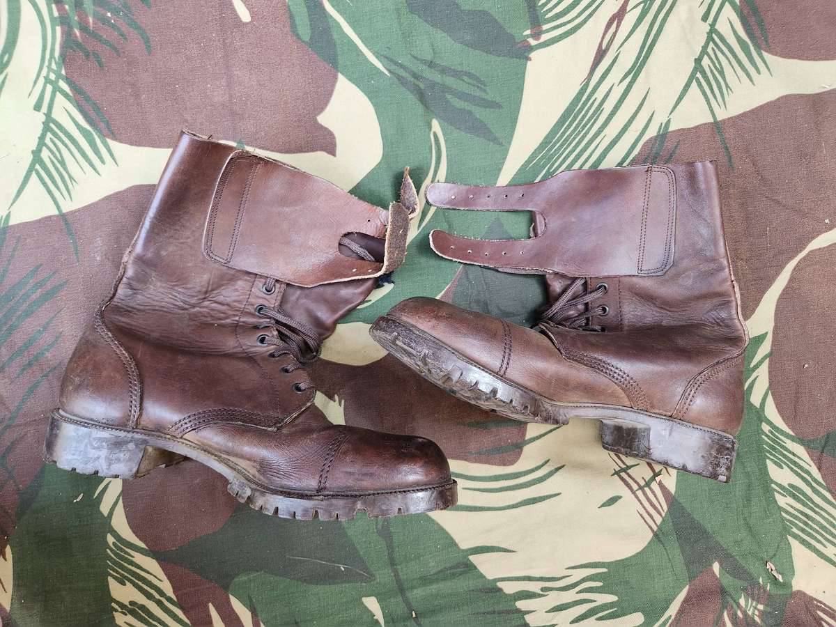 Rhodesia Army issue double buckle MARS sole boots size 8UK