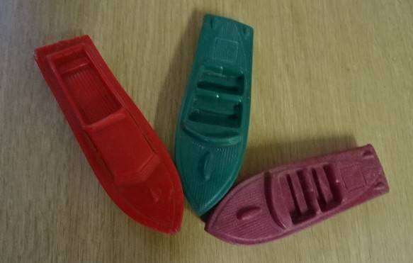 THREE HARD PLASTIC EXTREMELY SCARCE WANNATOYS BOTES USA  (2.5CM)
