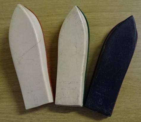 THREE HARD PLASTIC EXTREMELY SCARCE WANNATOYS BOTES USA  (2.5CM)