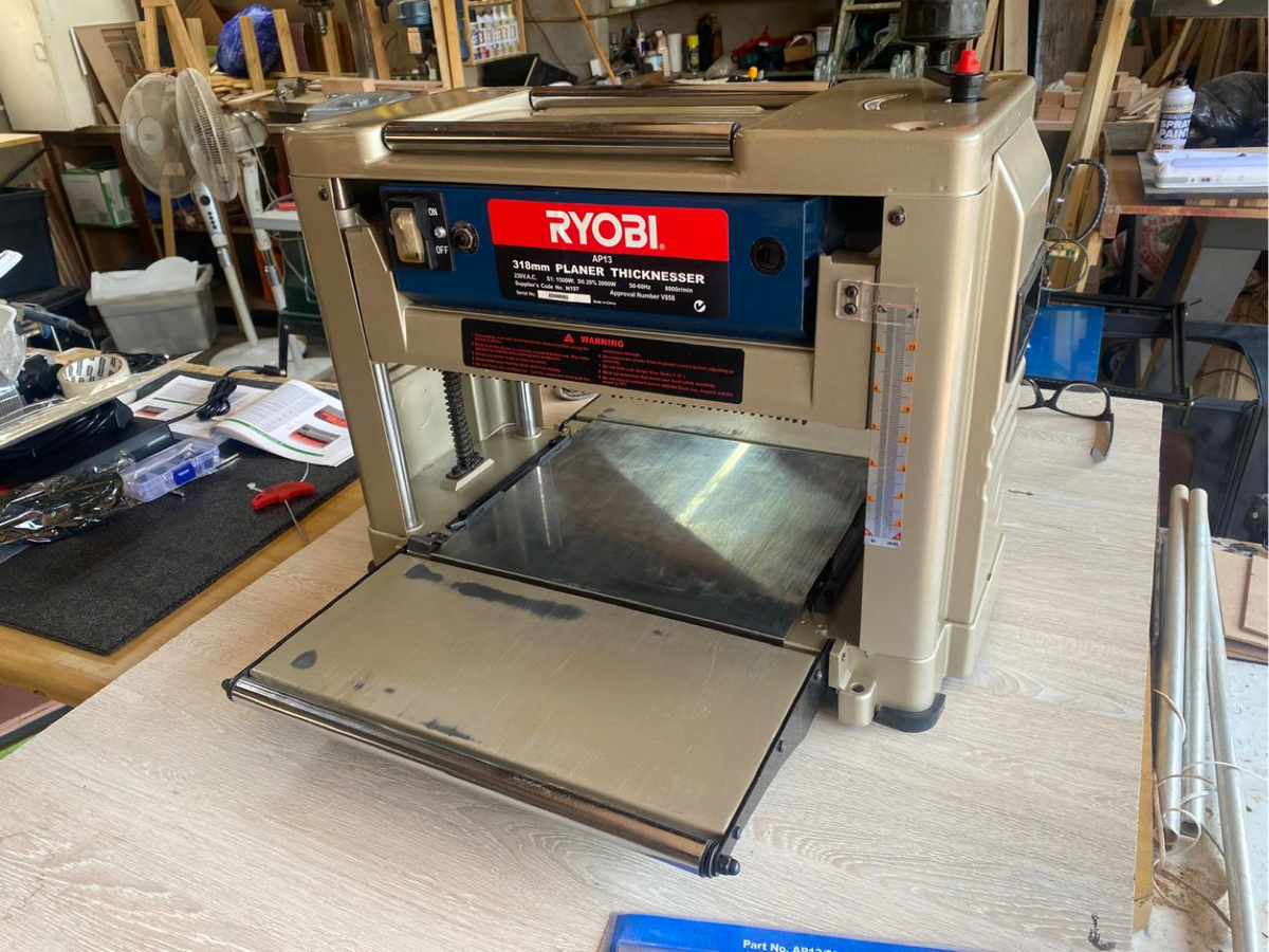 Ryobi thicknesser planer with 2 sets of new blades