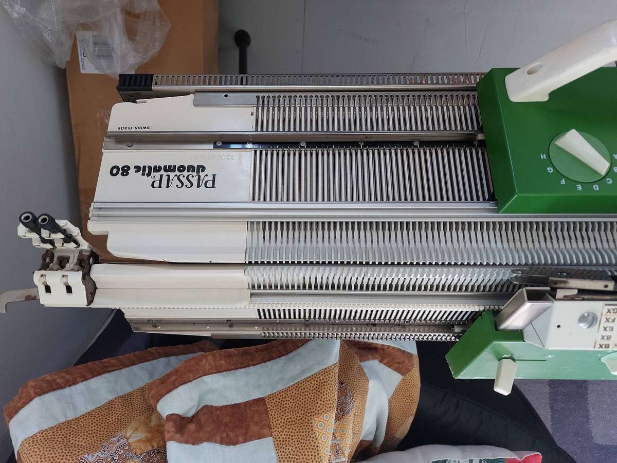 Passap Duomatic 80 knitting machine