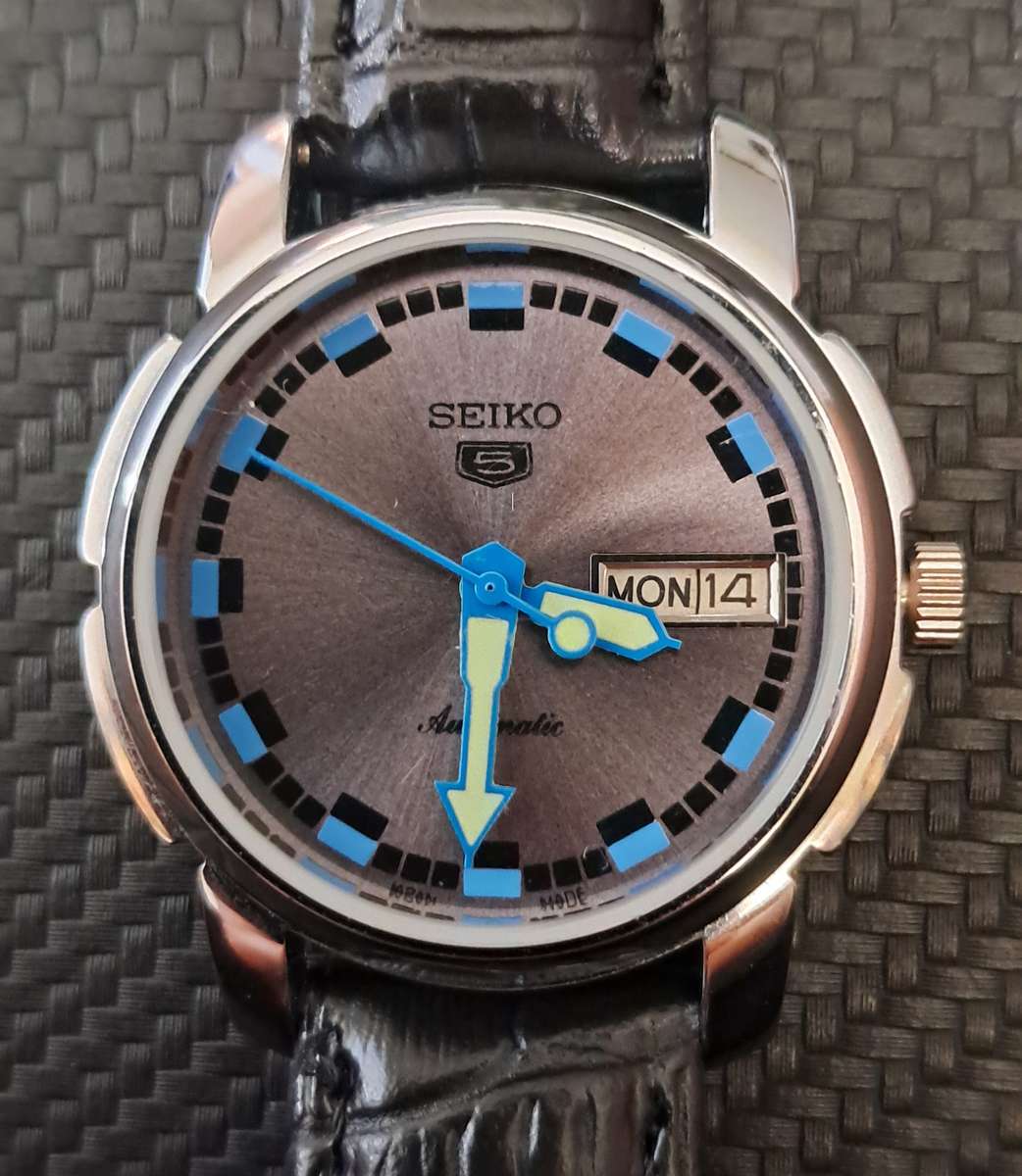 Vintage Seiko 5 Automatic Calendar Watch