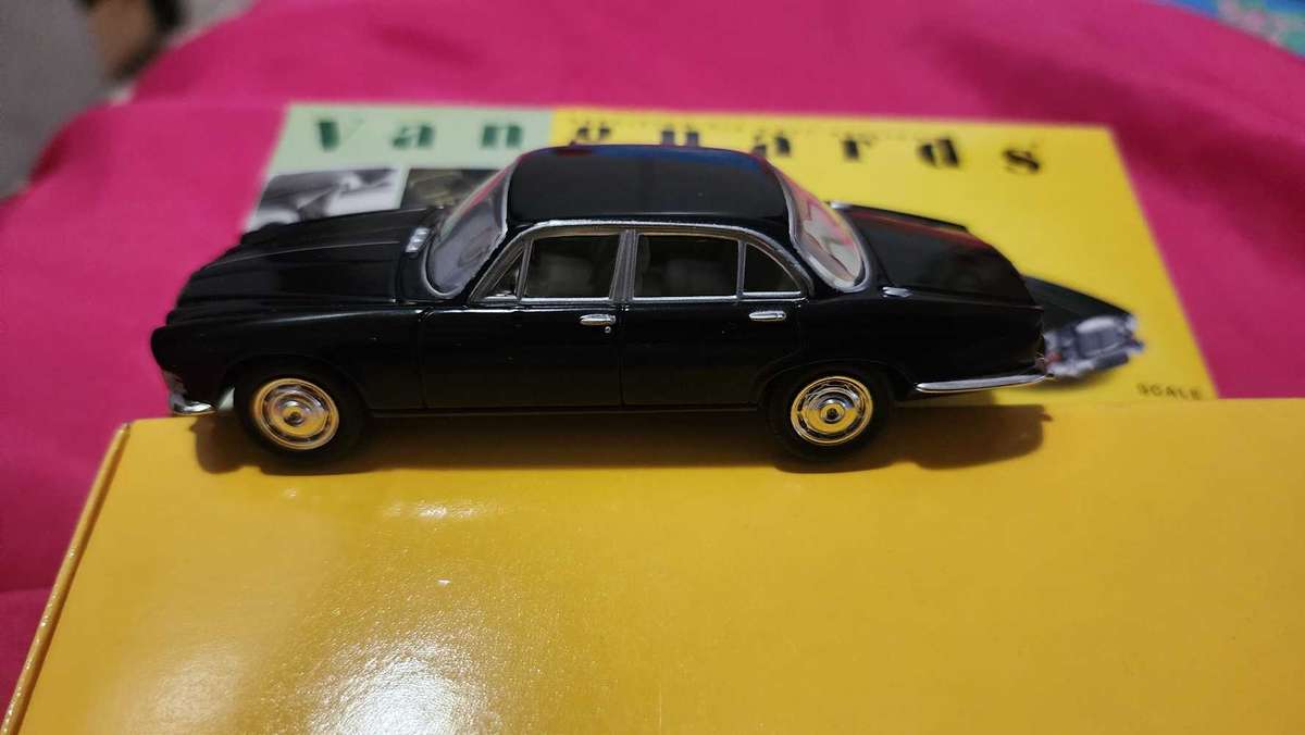 Daimler Sovereign ( Jag XJ6 ) by Vanguards