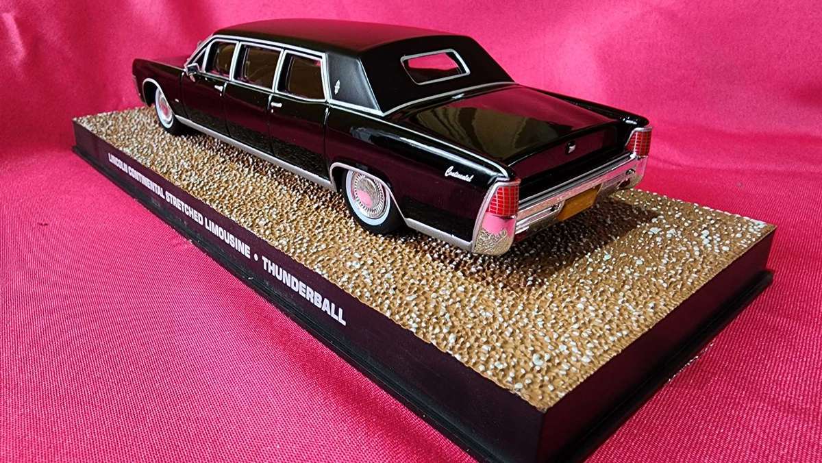 Lincoln Continental Stretched Limo (1:43)  James Bond