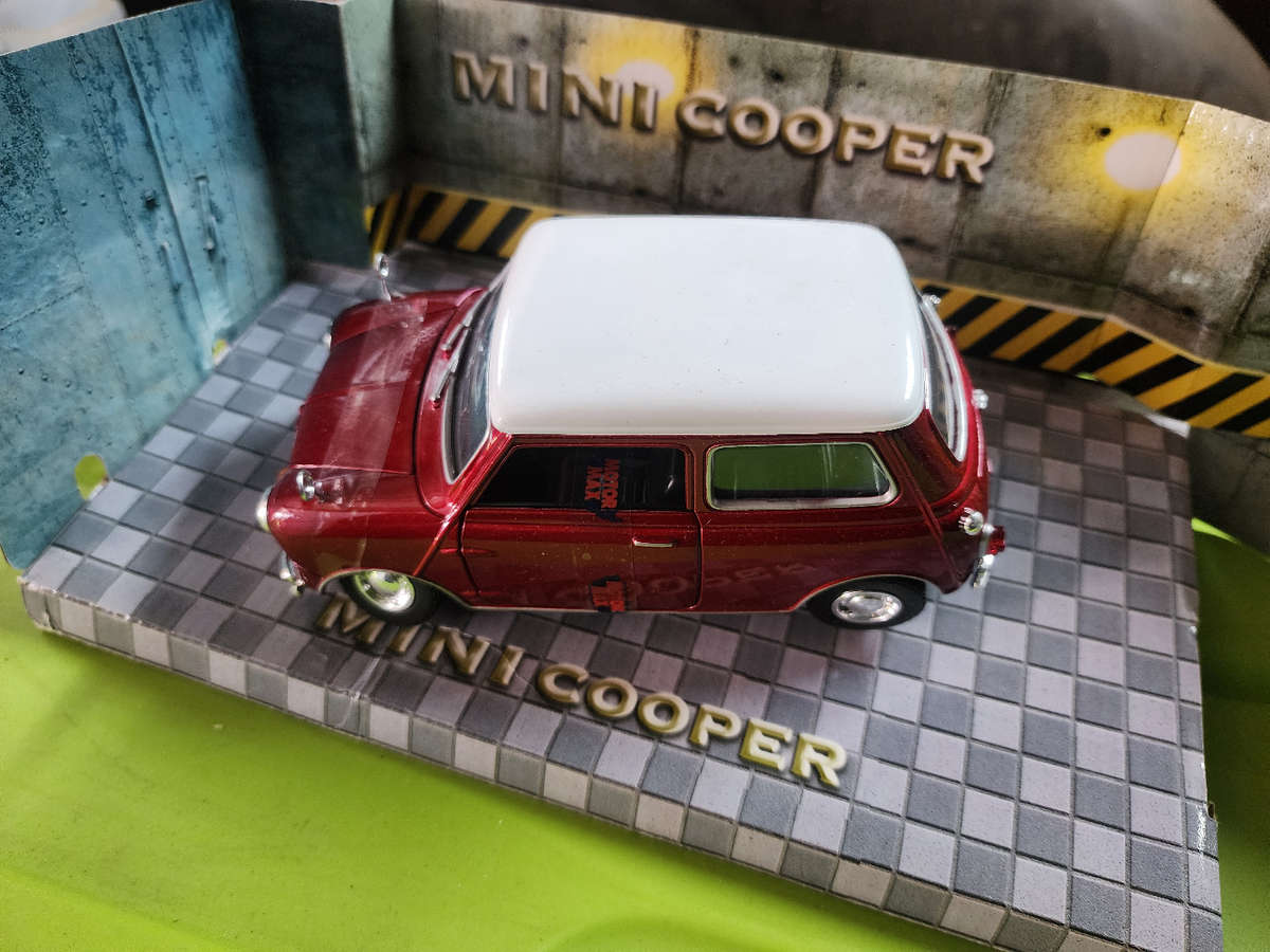 Minu Cooper (1:18)