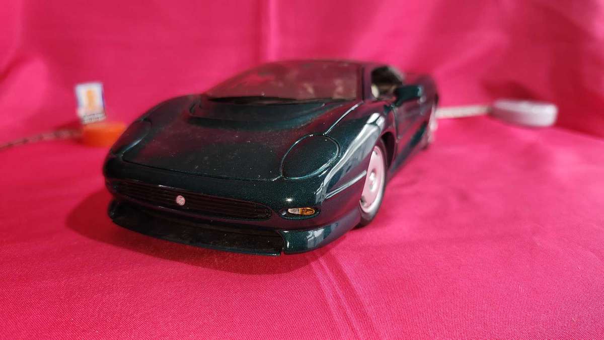 Jaguar X 220 (1:18) Maisto