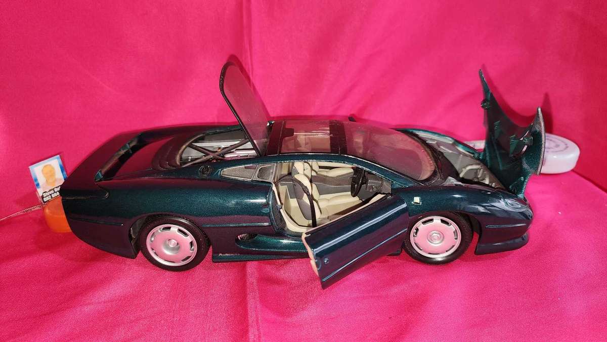Jaguar X 220 (1:18) Maisto