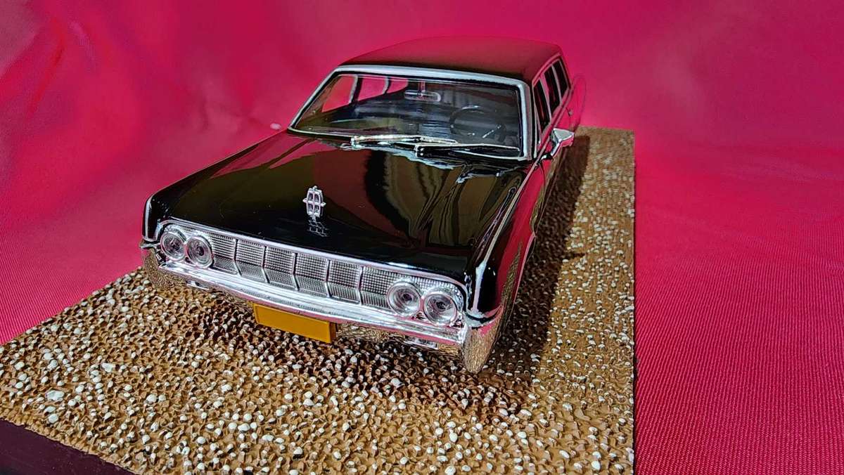 Lincoln Continental Stretched Limo (1:43)  James Bond