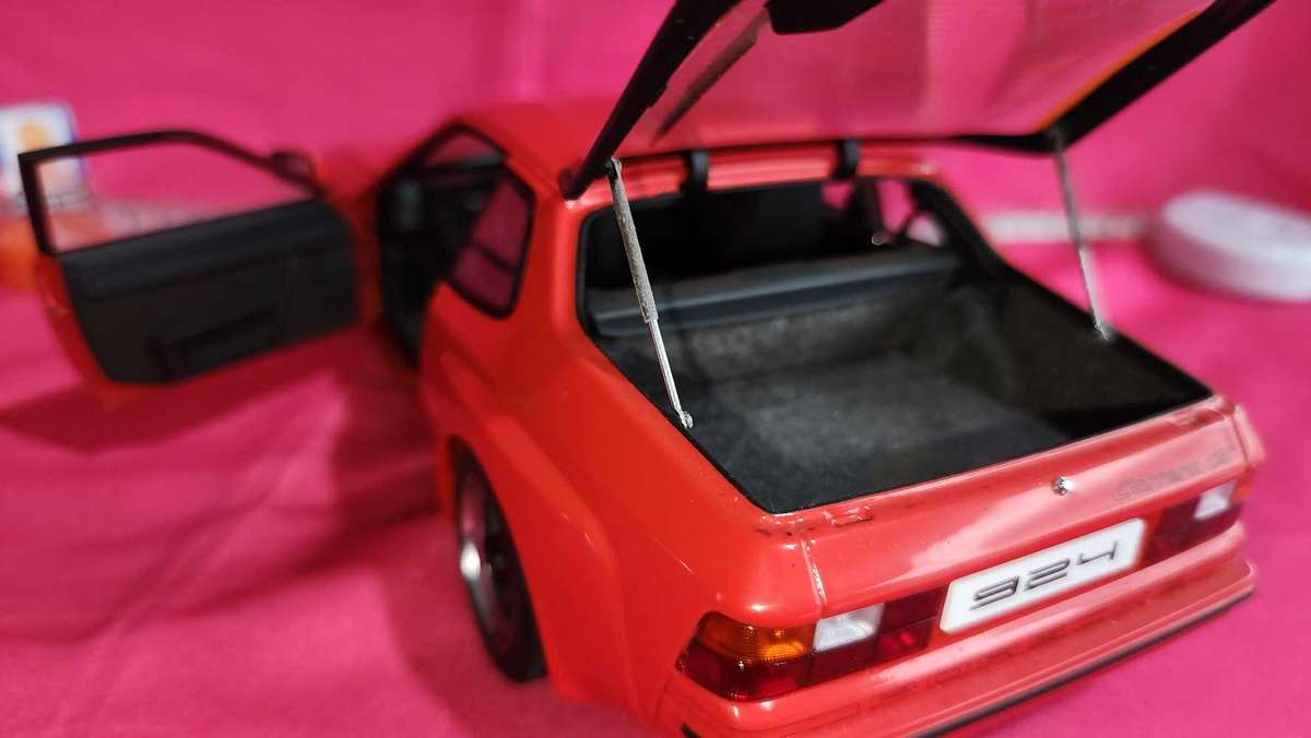 Porsche 924 ( Autoart ) 1:18