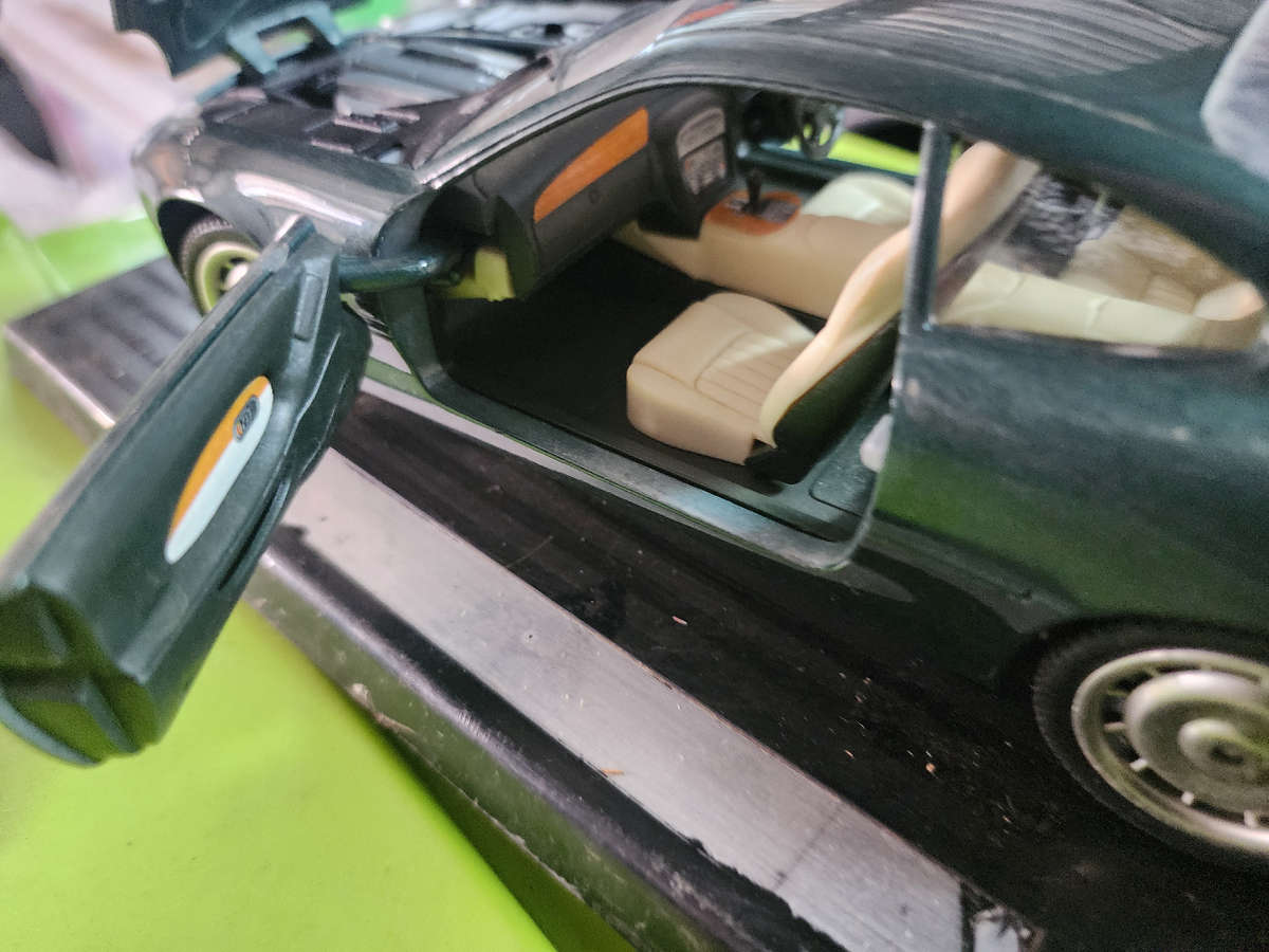 Aston Martin DB7 (1:18) Guiltoy