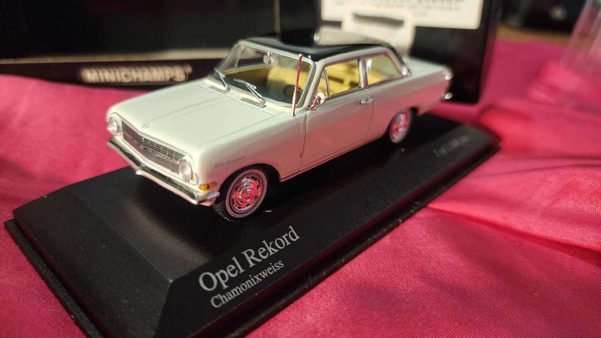 Opel Rekord ( Old-School ) by Minichamps