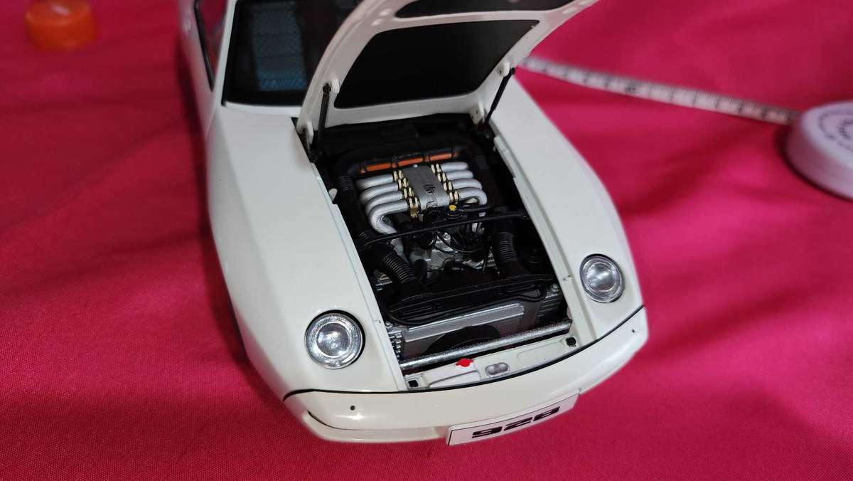 Porsche 928   ( Autoart )  1:18