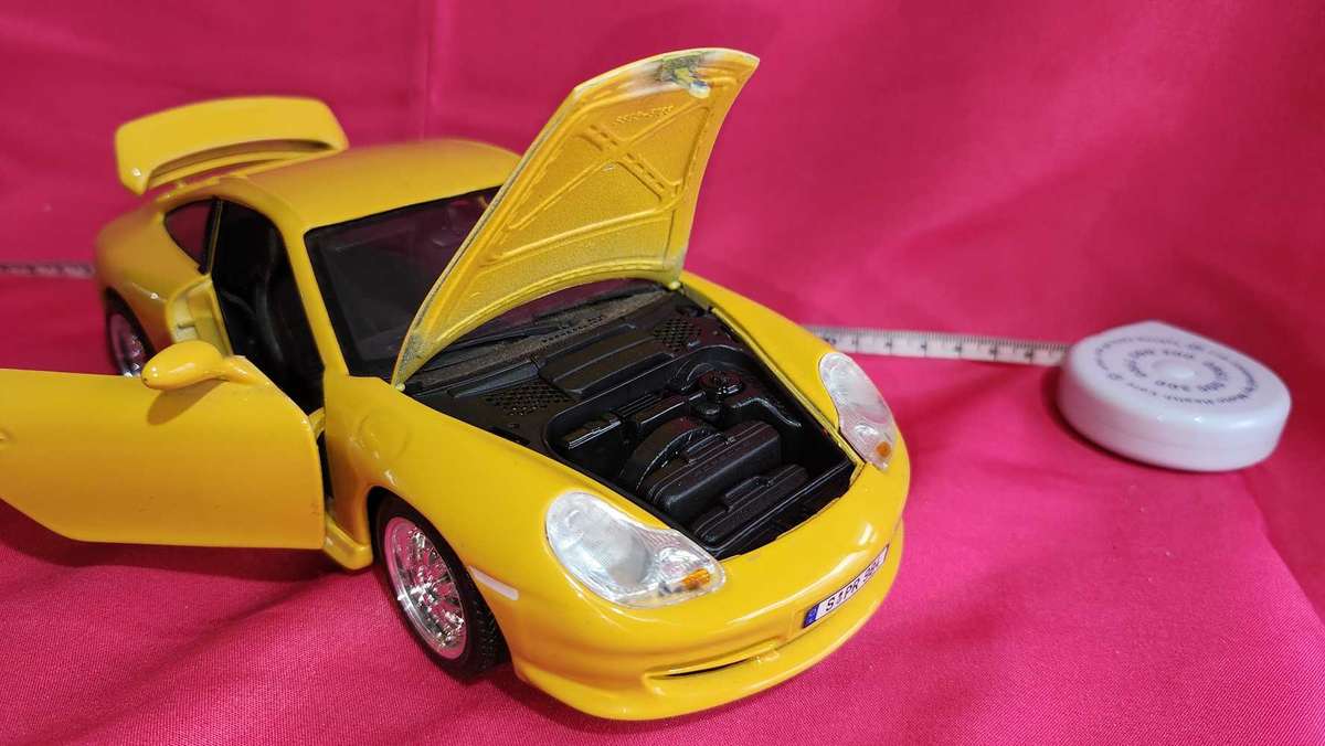 Porsche Carrera 911 Road-Car (1:18)  Bburago
