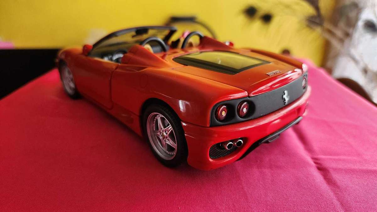 Ferrari 1:1> by Hotwheels