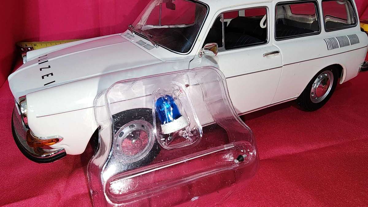 Volkswagen Notch-Back Station Wagon (Police) 1:18 Minichamps
