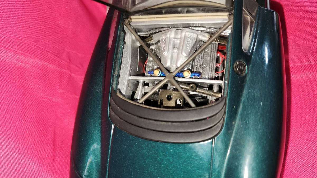 Jaguar X 220 (1:18) Maisto