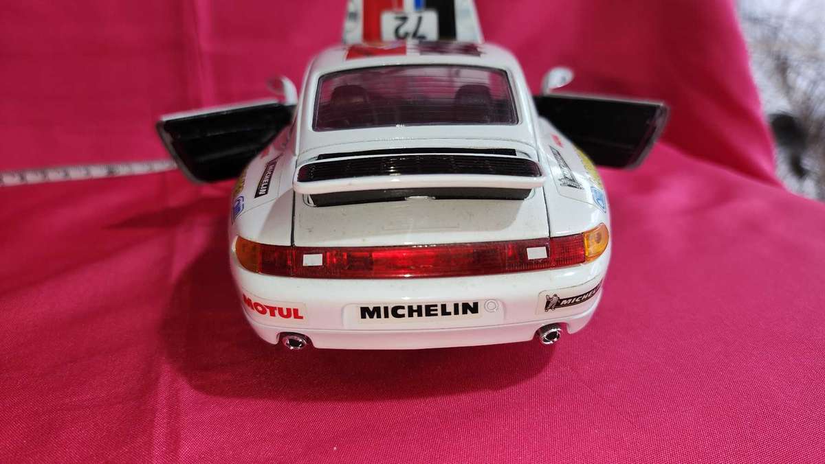 Porsche Carrera 911 90's  Bburago  (1:18)