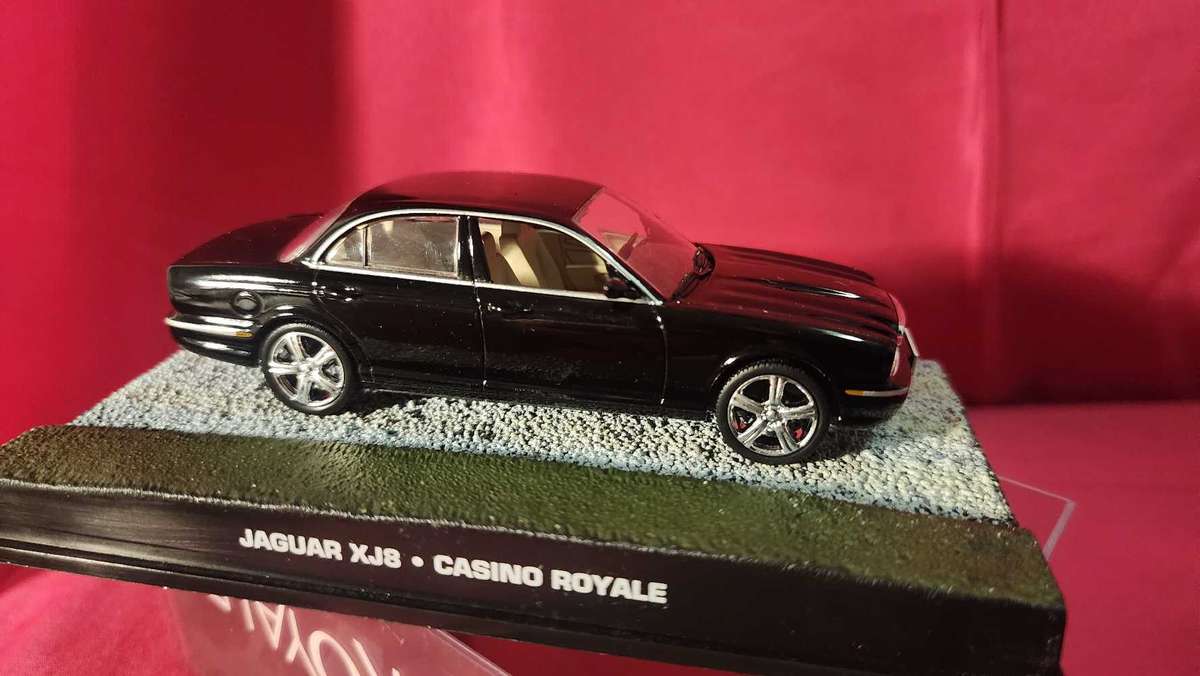 Jaguar XJ 6  James Bond