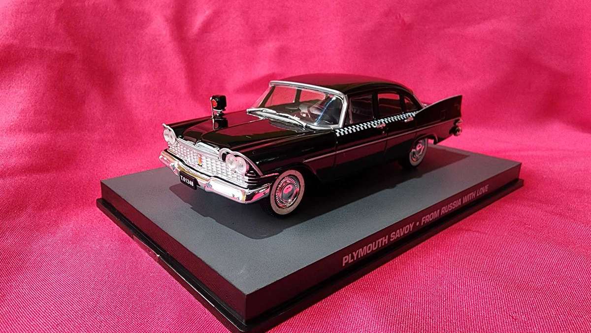 Plymouth Savoy  (1:43) James Bond