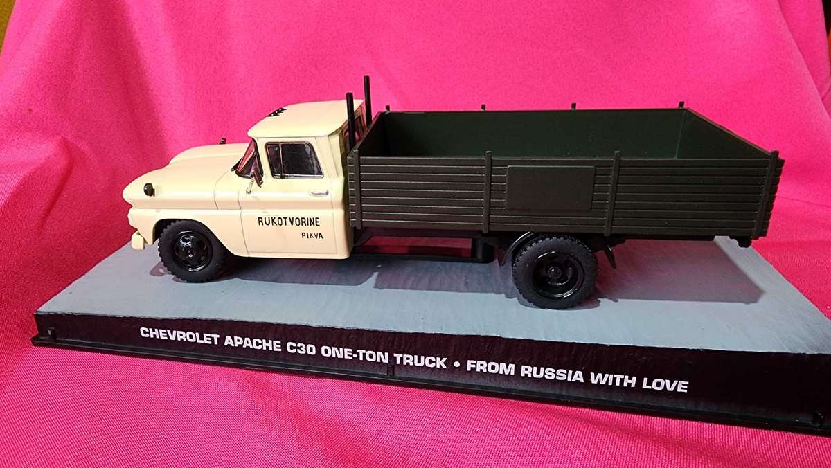 Chev Apaché "1" Tone Truck ? (1:43) James Bond