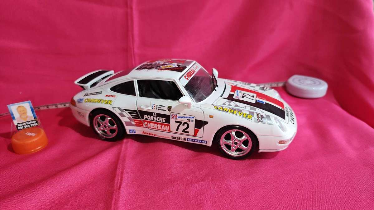 Porsche Carrera 911 90's  Bburago  (1:18)